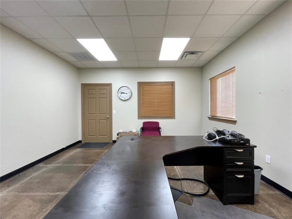 Listing Image #3 - Office for sale at 404 W Pikes Peak Road, Chickasha OK 73018
