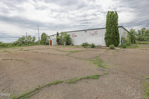 Listing Image #2 - Retail for sale at 320 2nd Avenue, Beulah ND 58523