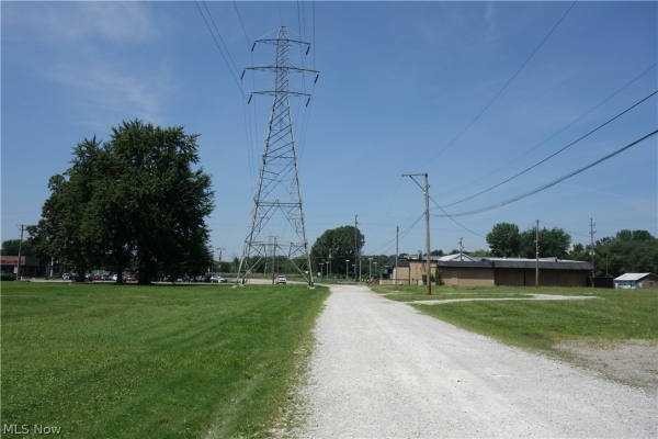 Listing Image #2 - Retail for sale at 3053 Barber Road, Barberton OH 44203