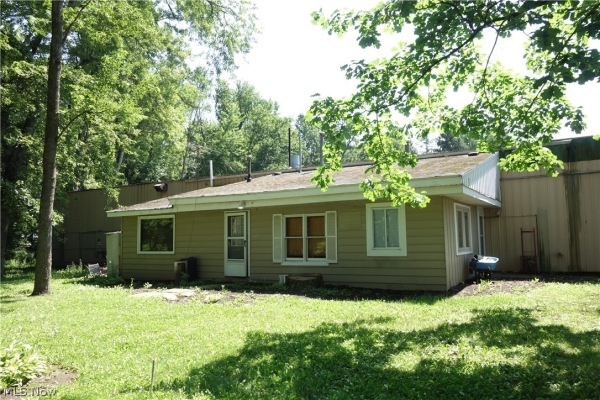 Listing Image #3 - Retail for sale at 3053 Barber Road, Barberton OH 44203