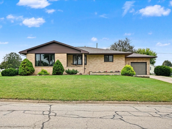 Listing Image #1 - Others for sale at 727 SE 10th Avenue, Dyersville IA 52040