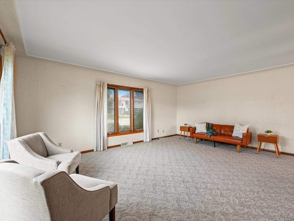 Listing Image #3 - Others for sale at 727 SE 10th Avenue, Dyersville IA 52040
