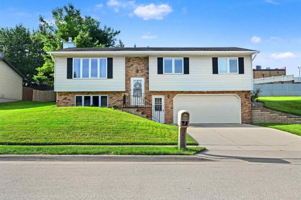 Listing Image #1 - Others for sale at 4836 Embassy Court, Dubuque IA 52002