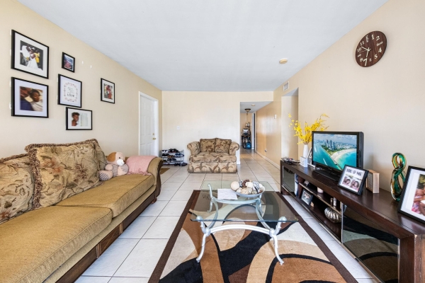 Listing Image #3 - Multi-family for sale at 2221 NW 58th Ave, Lauderhill FL 33313
