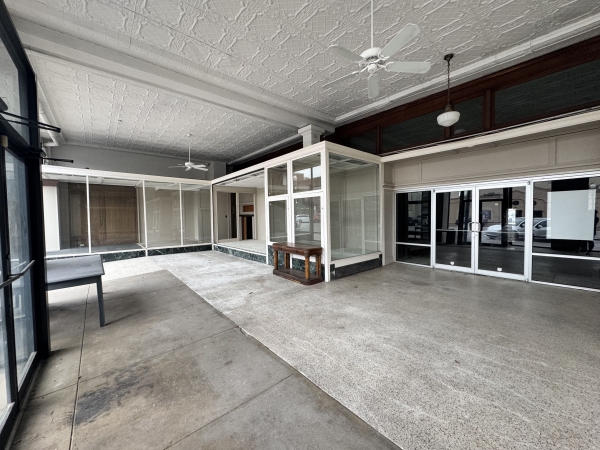 Listing Image #3 - Retail for sale at 511 Commercial St, Emporia KS 66801