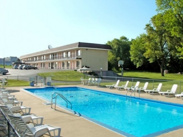 Listing Image #1 - Motel for sale at 1060 Wells ST, Lake Geneva WI 53147