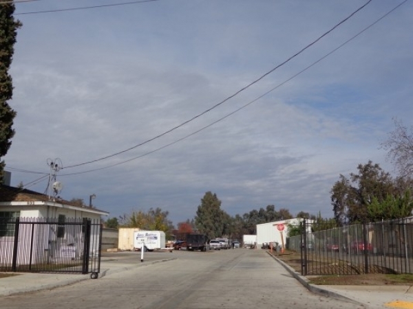 Listing Image #1 - Industrial for sale at 932 E. Douglas Ave, Visalia CA 93291